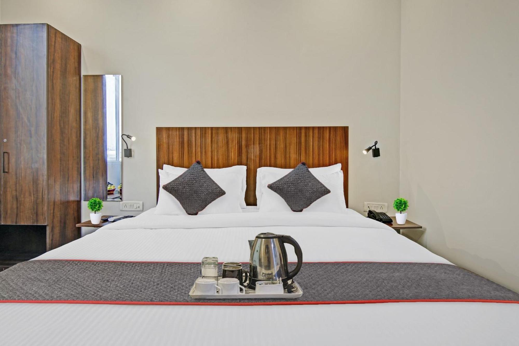 Townhouse Golden Frame Hotel Ghaziabad Luaran gambar