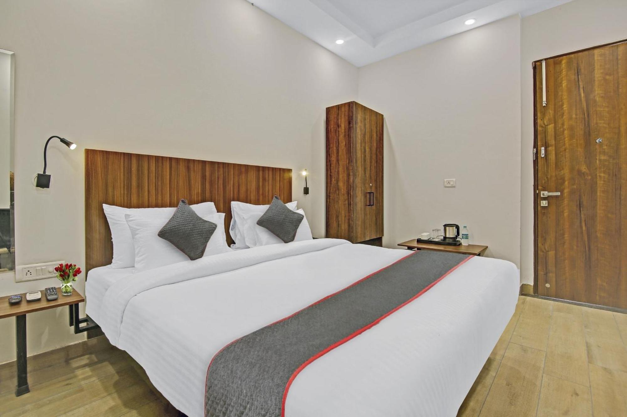 Townhouse Golden Frame Hotel Ghaziabad Luaran gambar