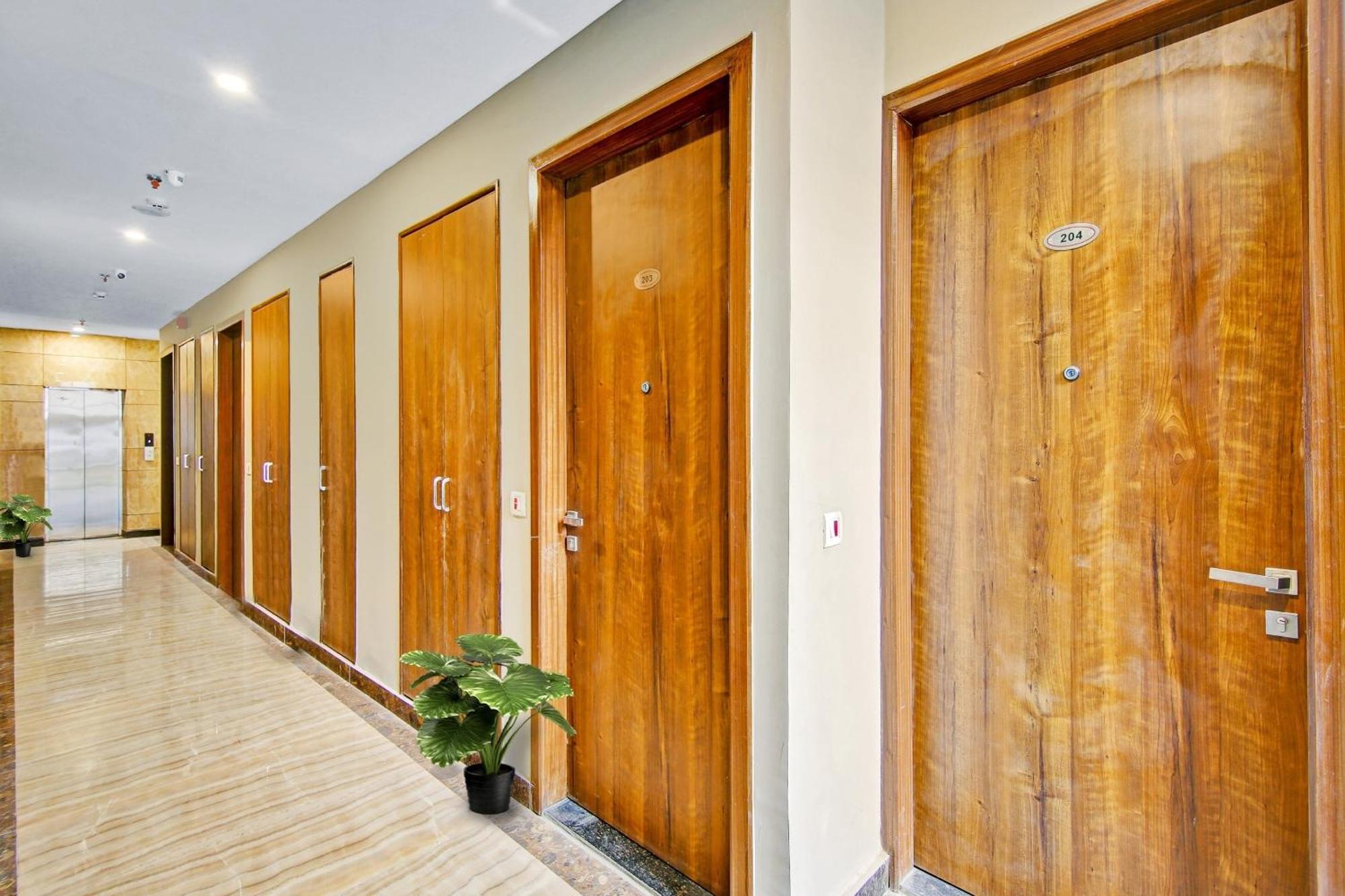 Townhouse Golden Frame Hotel Ghaziabad Luaran gambar