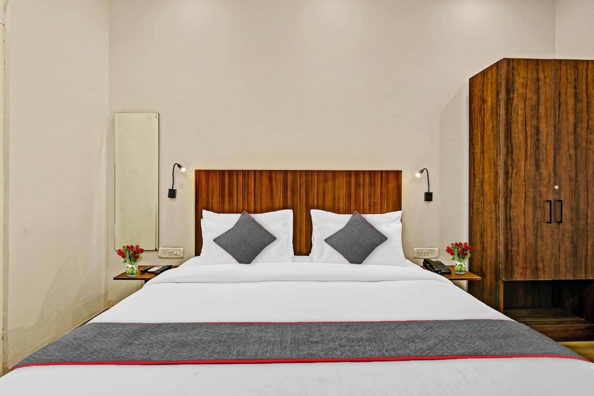 Townhouse Golden Frame Hotel Ghaziabad Luaran gambar
