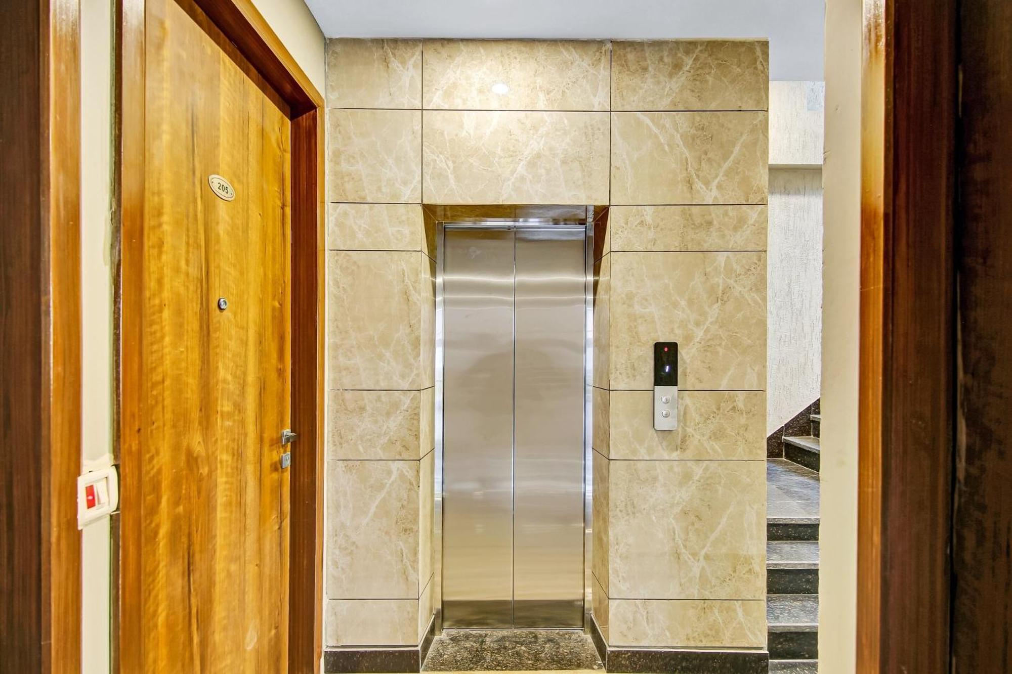Townhouse Golden Frame Hotel Ghaziabad Luaran gambar