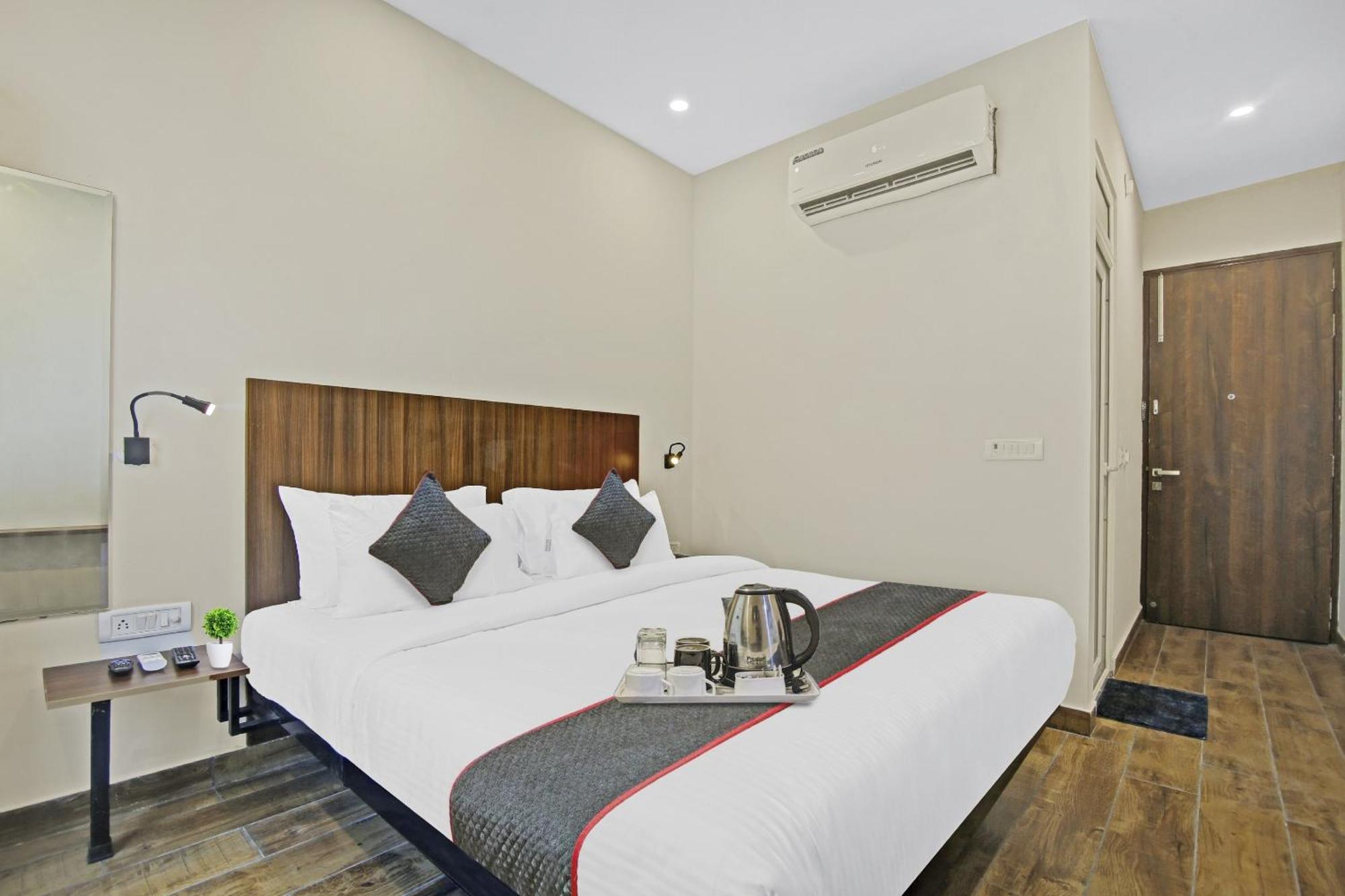 Townhouse Golden Frame Hotel Ghaziabad Luaran gambar