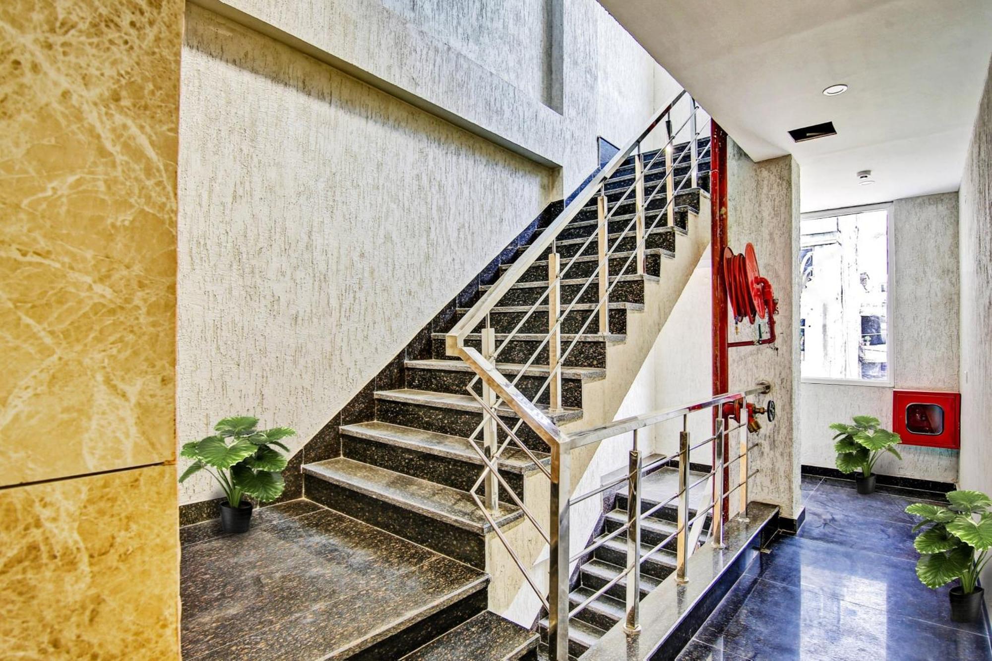 Townhouse Golden Frame Hotel Ghaziabad Luaran gambar